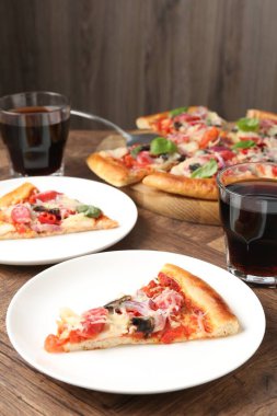 Ahşap masada servis edilen ince füme sosisli, lezzetli pizza dilimleri.