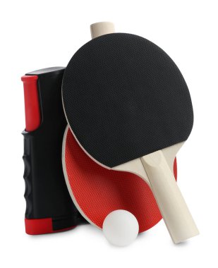 Masa tenisi raketleri, top ve ağ beyaza izole edilmiş.