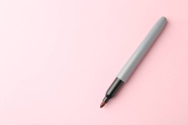 Açık pembe arka planda bir kırmızı işaret, üst manzara. Metin için boşluk