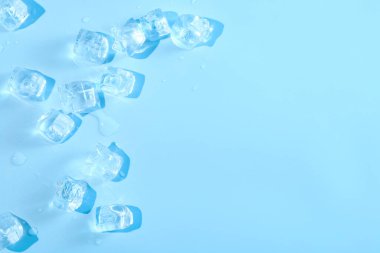 Açık mavi zemin üzerinde açık buz küpleri düz yatıyordu. Metin için boşluk