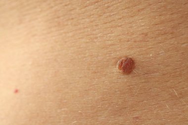 Derisinde ben olan bir adam, yakın plan. Metin için boşluk