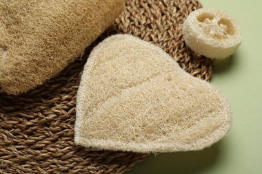 Yeşil arka planda doğal lif süngeri, yakın plan.