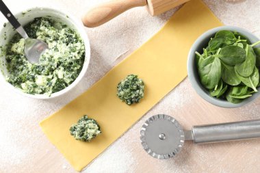 Süzme peynirli ravioli ve ıspanak yapıyorum.