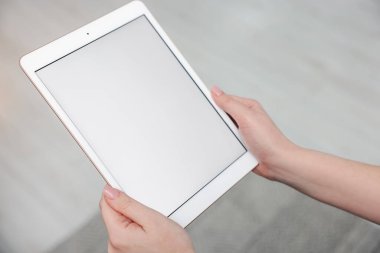 Evde modern tabletli bir kadın, yakın plan.