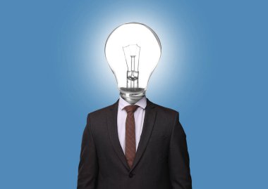 Açık mavi arka planda kafa yerine parlayan ampullü adam