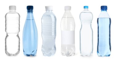Beyaz arka planda su bulunan plastik şişeler, hazır.