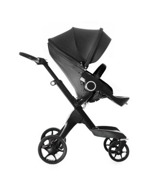 Bebek arabası. Siyah tenteli modern bebek arabası beyaza izole edilmiş.