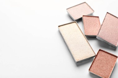 Beyaz arka planda güzel far kaplamaları, yakın plan. Metin için boşluk