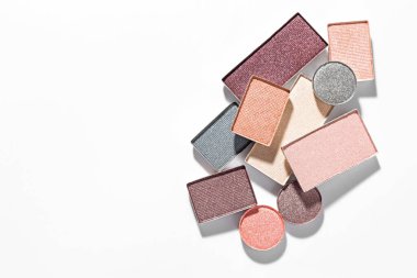 Beyaz arka planda güzel göz farı dolgu kapları, düz yatış. Metin için boşluk