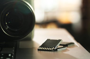 SD hafıza kartları ve fotoğraf makinesi bilgisayarda, yakın plan.