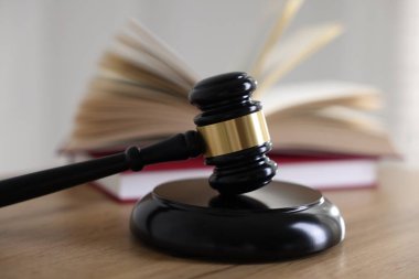 Yargıç tokmağı ve ahşap masa üzerindeki kitaplar, seçici odaklanma.