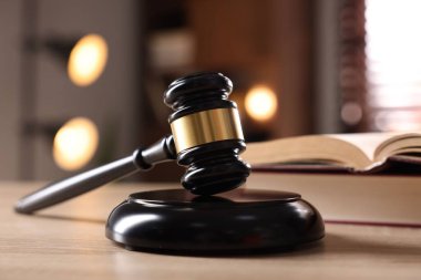 Hakimin tokmak ve kitap kapalı ahşap masa, seçici odak