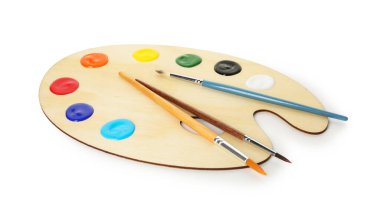 Beyaz üzerine izole boya ve fırçalar ile ahşap palet