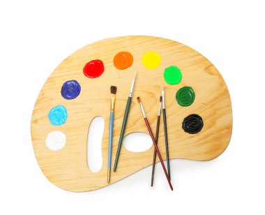 Beyaz renkte ve fırçalı ahşap palet, üst manzara.