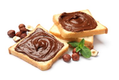 Çikolatalı fındıklı tost, fındık ve nane şekeri beyaza izole edilmiş.