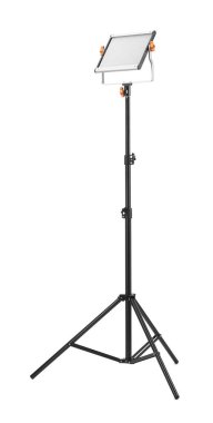 Beyaza izole edilmiş tripodu olan profesyonel ışıklandırma ekipmanları.