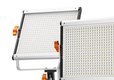 Profesyonel ışıklandırma ekipmanları beyaza izole edilmiş. Fotoğraf stüdyosu aracı