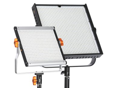 Profesyonel ışıklandırma ekipmanları beyaza izole edilmiş. Fotoğraf stüdyosu aracı