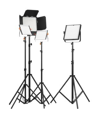 Beyaza izole edilmiş tripodlu profesyonel ışıklandırma ekipmanları.