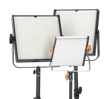 Profesyonel ışıklandırma ekipmanları beyaza izole edilmiş. Fotoğraf stüdyosu aracı