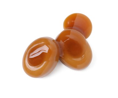 Lezzetli tatlı şekerler ve karamelli sos beyaz, üst manzara