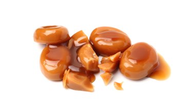 Lezzetli tatlı şekerler ve beyaz üzerine izole edilmiş karamel sosu