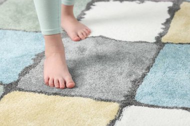 Evdeki yumuşak halıdaki kız, yakın plan. Metin için boşluk