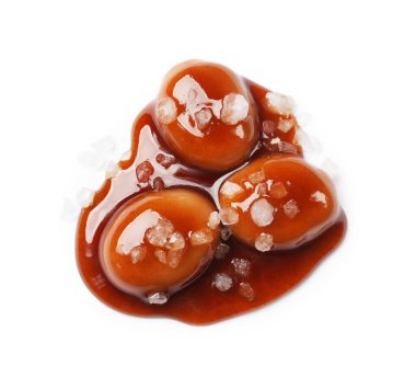 Lezzetli tatlı şekerler, beyaz üzerine izole edilmiş tuz ve karamel sosu.