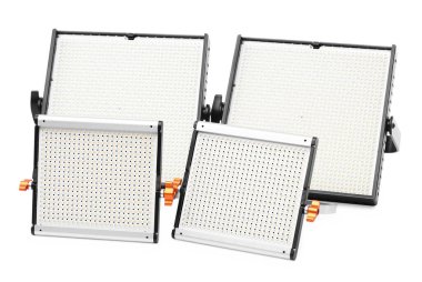 Profesyonel ışıklandırma ekipmanları. LED lambaları beyaz üzerine izole