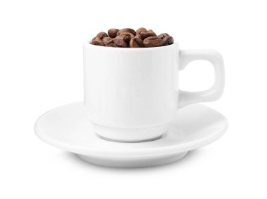 Beyaz fincanda izole edilmiş kahve çekirdekleri.