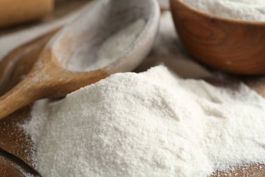 Tahtada buğday unu ve kaşık, yakın plan.