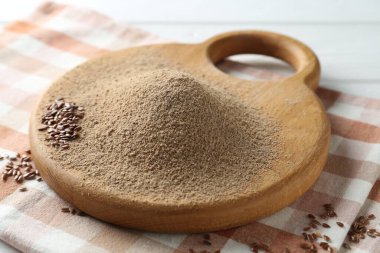 Masaya keten tohumu unu yığını, yakın plan.