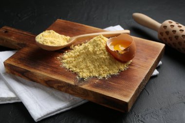 Mısır unu yığını, kırık yumurta ve merdane, yakın plan.