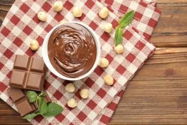 Lezzetli çikolata, parçalar, nane ve fındık, ahşap masa, düz uzanma