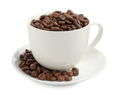 Beyaz üzerine izole edilmiş kavrulmuş kahve çekirdekli seramik fincan.