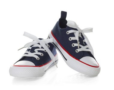 Bir çift şık lacivert spor ayakkabısı beyaz üzerine izole edilmiş.