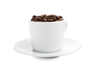 Beyaz üzerine izole edilmiş kavrulmuş kahve çekirdekli seramik fincan.