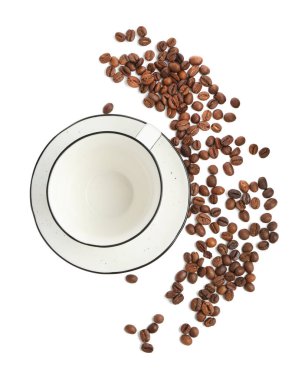 Kavrulmuş kahve çekirdekli seramik fincan, beyaz, üst manzara.