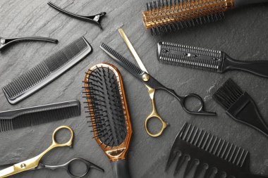 Farklı kuaför aletleri koyu masa, düz yatıyordu