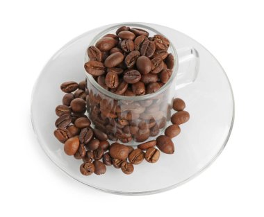 Kavrulmuş kahve çekirdekleri beyaz üzerine izole edilmiş.