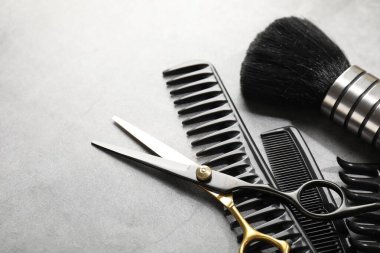 Gri masadaki farklı kuaför aletleri, yakın plan. Metin için boşluk