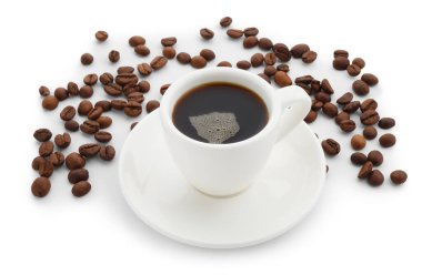 Fincanda Aromatik kahve ve beyaz üzerine izole edilmiş fasulye.