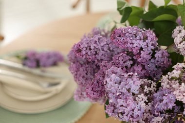 Masada güzel leylak çiçekleri, yakın plan. Metin için boşluk