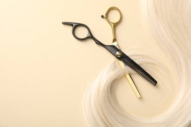 Bej arka planda saç tokası ve makas düz yerde. Metin için boşluk