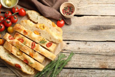 Domatesli, baharatlı, ahşap masa üzerine yağlı, nefis bir Focaccia kes. Metin için boşluk