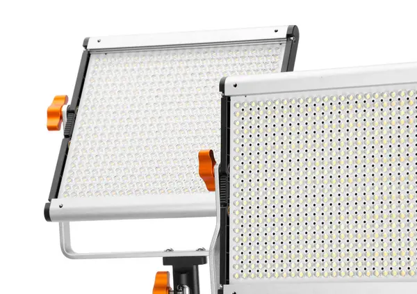 Profesyonel ışıklandırma ekipmanları beyaza izole edilmiş. Fotoğraf stüdyosu aracı