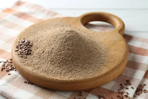 Masaya keten tohumu unu yığını, yakın plan.