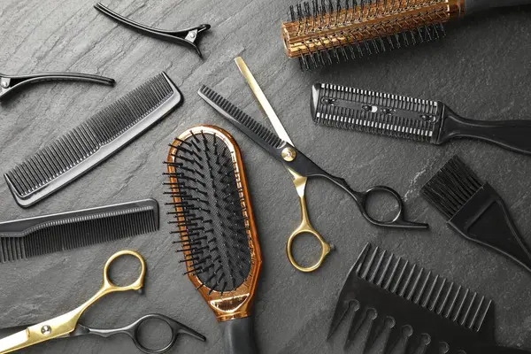 Farklı kuaför aletleri koyu masa, düz yatıyordu