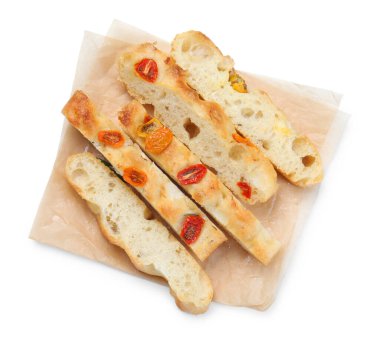 Domatesli enfes Focaccia parçaları beyaz, üstten görünüyor.