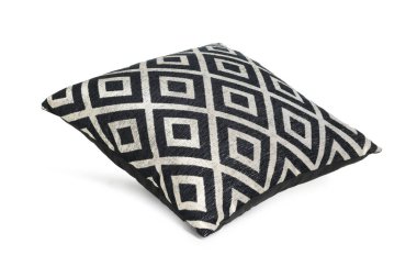 Beyaz desenli şık bir yastık.